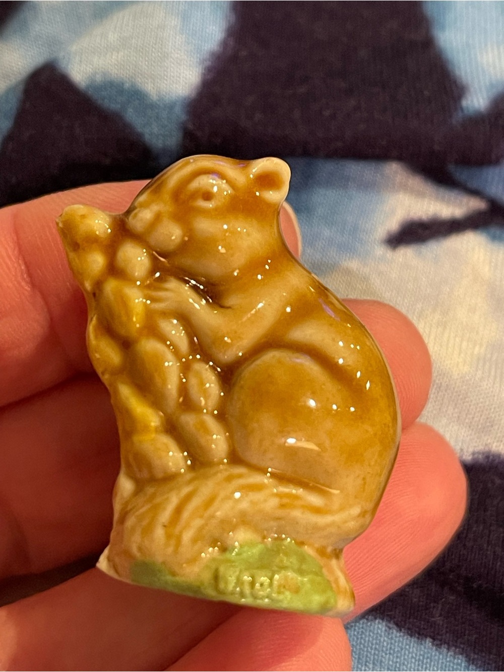 VINTAGE MINT CONDITION 1.5” CERAMIC MINIATURE SQUIRREL FIGURINE - DARLING!